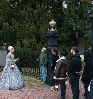 skupina lidí stojící před plotem