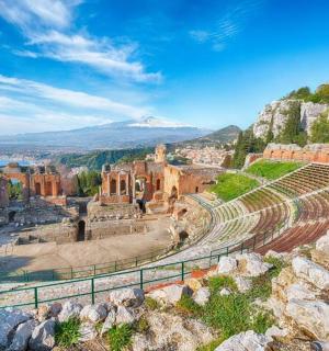 以山为背景的圆形剧场景观