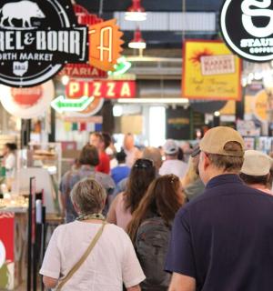 skupina lidí procházejících obchodem s potravinami