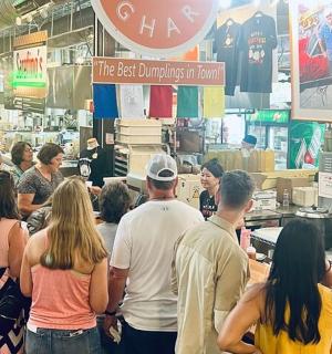 skupina lidí stojících v obchodě