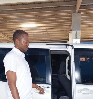 muž stojící před bílou dodávkou