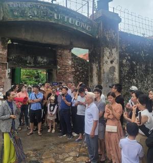 一大群人站在建筑物外面