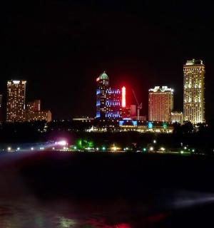 太空针塔与夜晚的城市天际线