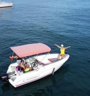eine Frau, die auf einem Boot im Wasser steht
