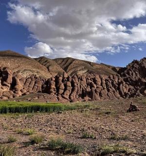 田野中间有岩石的山