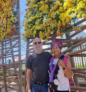 一男一女站在花前