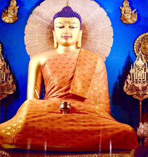 坐在椅子上的女人雕像