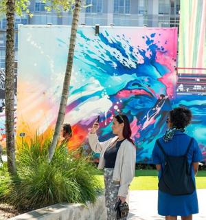 一群人站在停车标志旁边