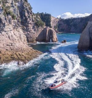 山边水中的一艘船