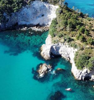 峡谷中蓝色水体的鸟瞰图