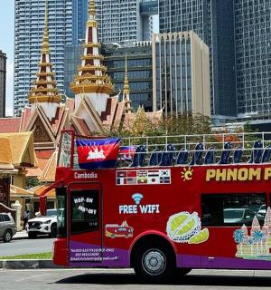 一辆红色双层巴士行驶在城市街道上