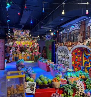 一家摆满水果和蔬菜的商店