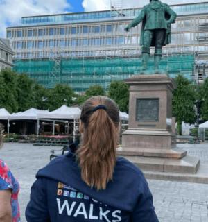 两名女子站在雕像前