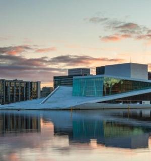 靠近水体的建筑物