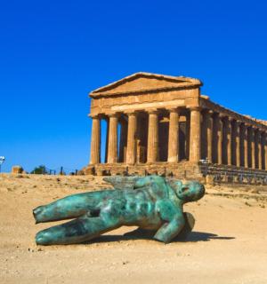 建筑物前的绿色雕像