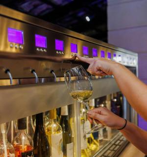 一位女士手捧一杯酒