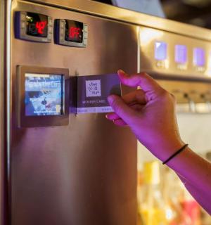 一个人正在把卡片贴在冰箱上