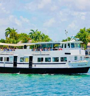 loď ve vodě s lidmi na ní