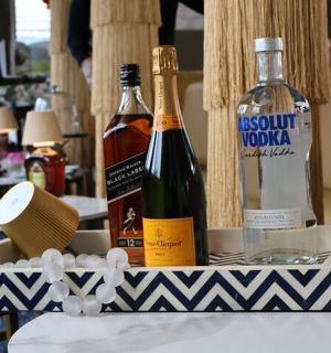 dvě lahve vína ležící na stole