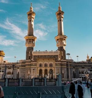 velká budova s věží na vrcholu