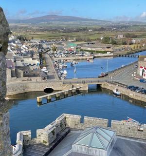 一条河与一座桥和一座城镇的景色