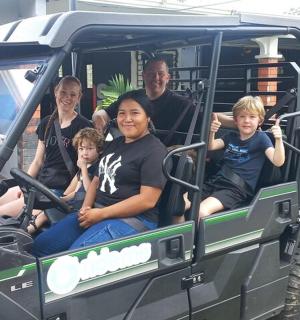 一群人坐在高尔夫球车里