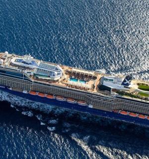 海上游轮的鸟瞰图