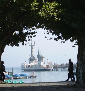 un gran vaixell a l'aigua amb gent caminant per la platja