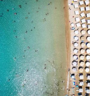 带遮阳伞和海洋的海滩鸟瞰图