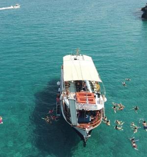 skupina lidí na lodi ve vodě