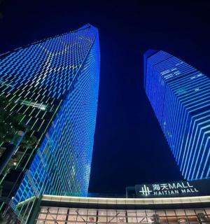 两座高楼在夜晚被蓝色灯光照亮