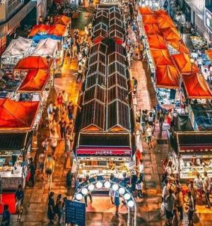 俯瞰熙熙攘攘的城市街道