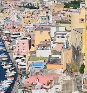 pohled na město s loděmi ve vodě