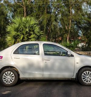 一辆白色汽车停在路边