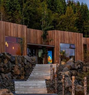 有楼梯和石墙的木屋