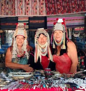 两名妇女站在市场展示品前