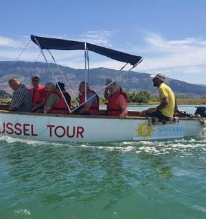 一群人在水上的船上