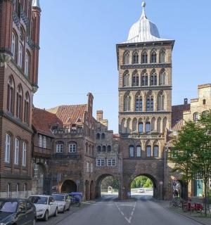 有建筑物和钟楼的城市街道