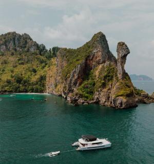 小岛旁边水中的一艘船