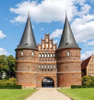 草地上的一座有两座塔楼的城堡