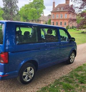 一辆蓝色货车停在一栋房子前面