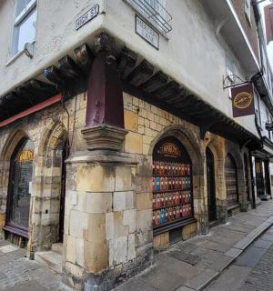 街道边的一栋建筑