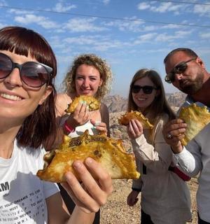 skupina lidí držících v rukou jídlo