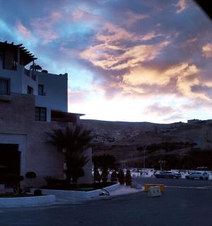 pohled na budovu se západem slunce v pozadí