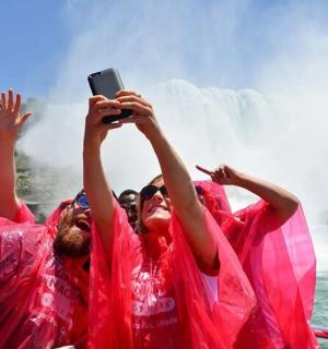 两人在船上拍摄瀑布