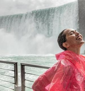 一名男子站在瀑布前