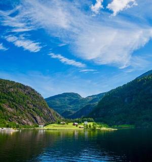 以群山为背景的湖景