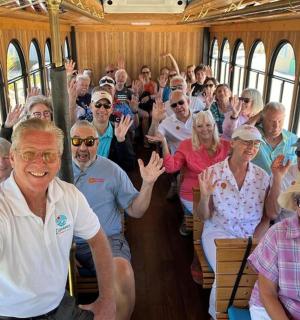 一群人乘坐公共汽车