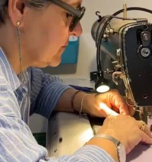 一名妇女正在缝纫机上工作