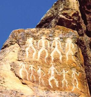 一块侧面有文字的岩石